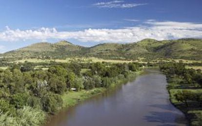 Rio Crocodilo e, ao fundo, a cordilheira de Magaliesburg, na África do Sul.