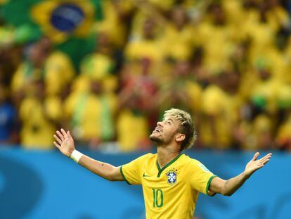 Neymar comemora um dos seus gols contra Camarões.