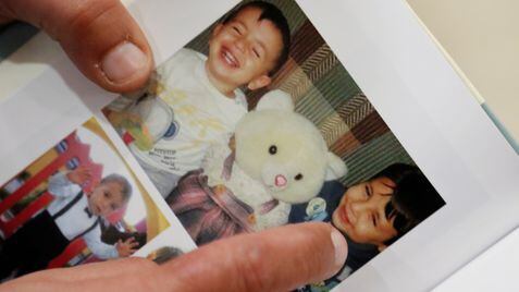 Abdullah Kurdi mostra uma fotografia de seus filhos Alan e Ghalib, mortos no naufrágio do barco em que viajavam em 2 de setembro de 2015, durante entrevista à Reuters em Erbil (Iraque), em fevereiro.