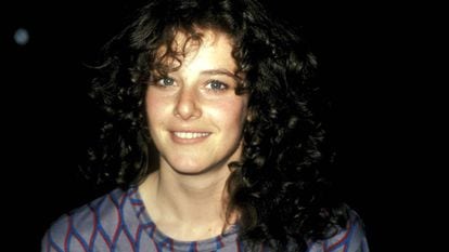 Debra Winger fotografada em uma filmagem em Los Angeles em 1981.