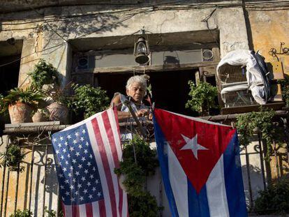 Bandeiras dos EUA e de Cuba, em uma varanda de Havana.