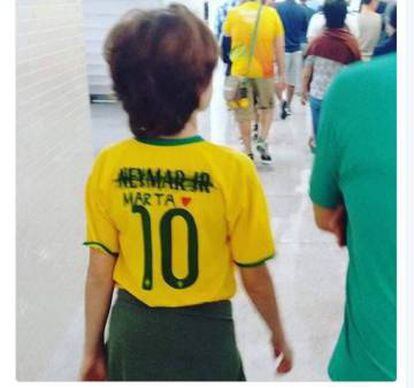 Camiseta da seleção com o nome de Neymar riscado, substituído pelo nome de Marta.