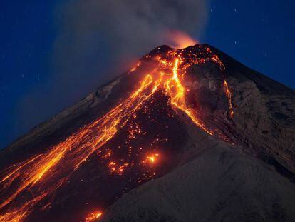 Vista da erupção do Vulcão de Fogo em Alotenango.