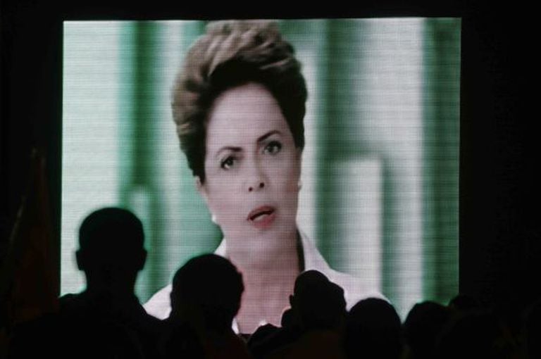 Petistas assistem ao pronunciamento de Dilma, em Brasília.