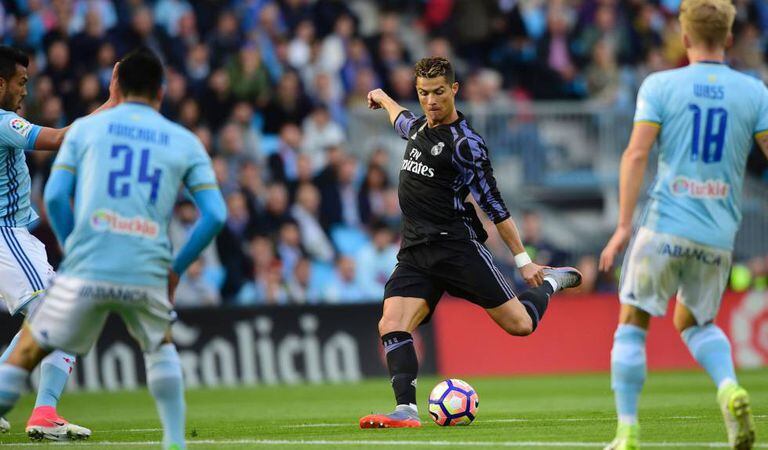 Cristiano Ronaldo finaliza para abrir o placar em Balaídos.