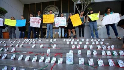 Manifestantes em Guadalajara protestam contra assassinato de jornalistas.