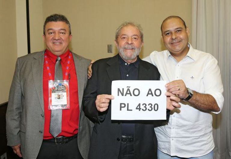 O ex-presidente Lula, ao lado de sindicalistas.