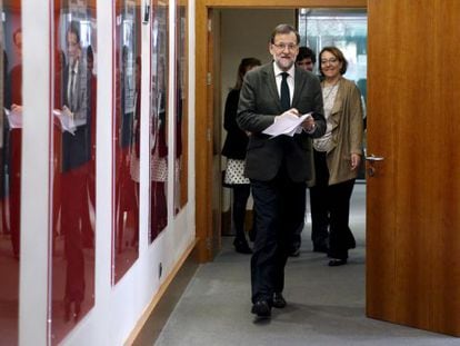 Mariano Rajoy chega à sala onde promoveu coletiva de imprensa depois de receber sucessivamente Albert Rivera, Pablo Iglesias e María Dores de Cospedal.