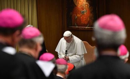 O Papa, durante a oração em que deu início à cúpula contra a pedofilia