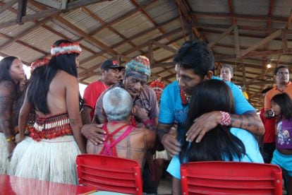 Cacique Vicente Saw, morto em primeiro de junho por covid-19, cumprimenta o então Cacique Geral do povo Munduruku, Biboi, ao lado do futuro (e atual Cacique Geral, Arnaldo), em sua aldeia em fevereiro de 2013.