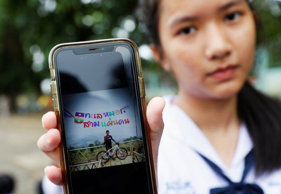 Estudante mostra uma foto de seu colega Prachak Sutham, um dos garotos presos na gruta de Tham Luang (Tailândia).