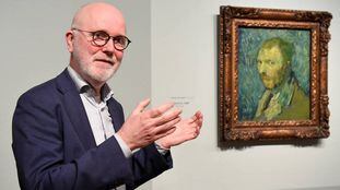 O pesquisador Louis van Tilborgh ao lado do retrato de Vincent van Gogh em Amsterdã.