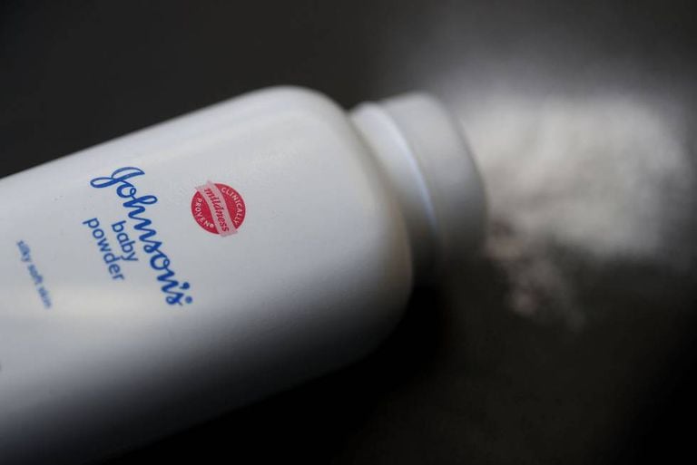 Embalagem do talco de bebê Johnson's fabricado pela Johnson and Johnson.