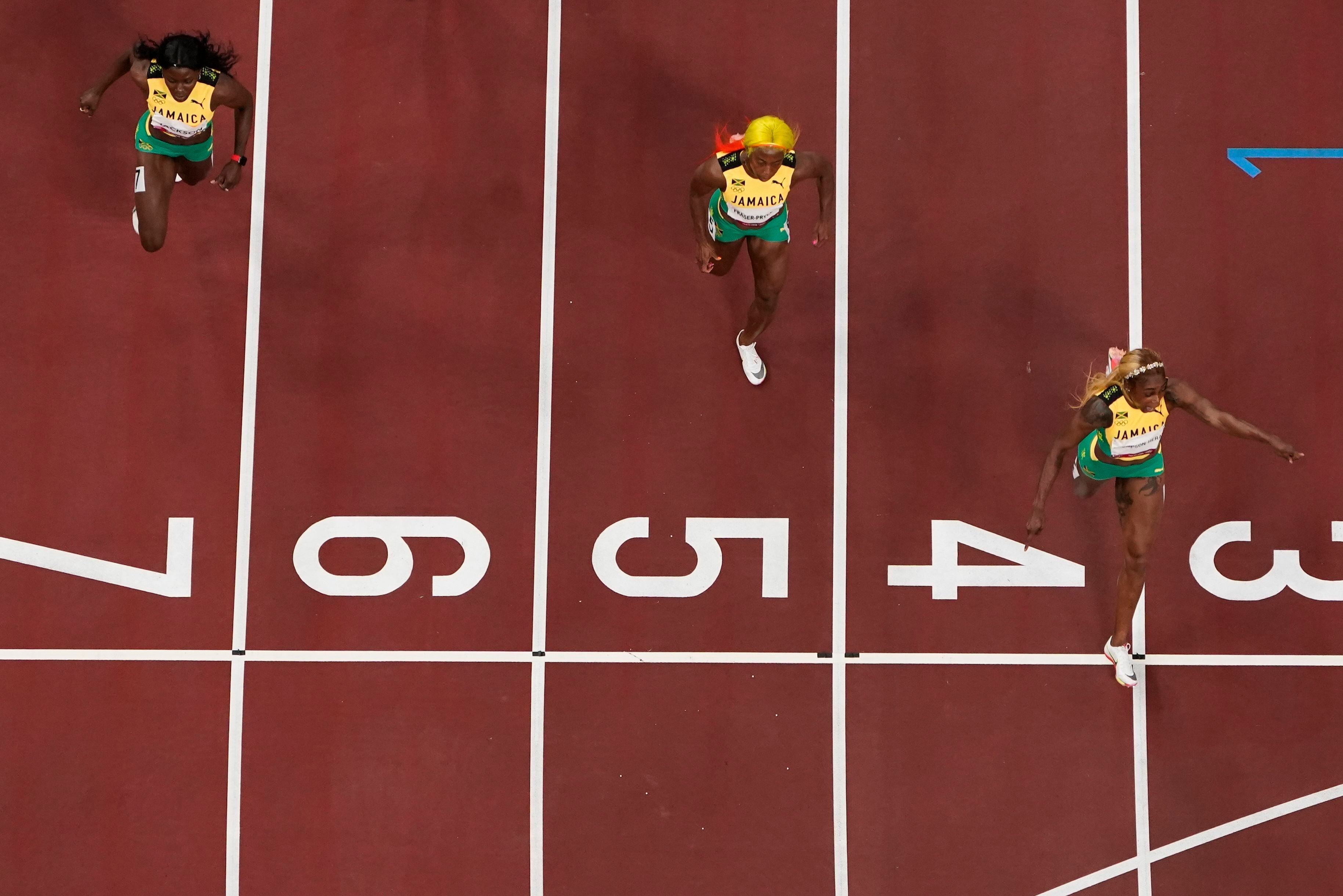 As três jamaicanas cruzam a linha de chegada na final dos 100m rasos nos Jogos Olímpicos de Tóquio.