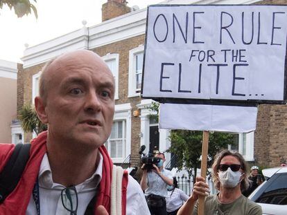 Protesto na chegada de Dominic Cummings à sua moradia de Londres, na segunda-feira.