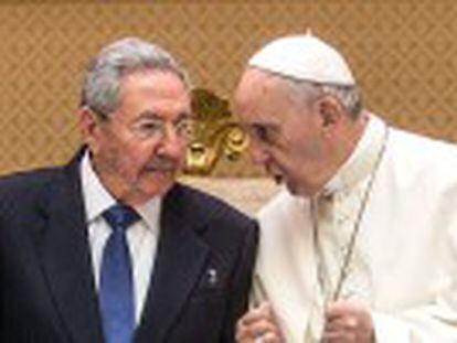 Presidente cubano e Jorge Mario Bergoglio se reuniram durante 55 minutos, a portas fechadas, no Vaticano. O encontro serve para preparar a visita do pontífice à ilha, programada para setembro