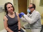 Una voluntaria recibe una vacuna experimental de la empresa estadounidense Moderna el 16 de marzo, en Seattle.