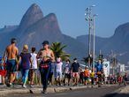 A praia de Ipanema, no Rio de Janeiro, lotada de pessoas neste domingo, em plena pandemia do novo coronavírus.