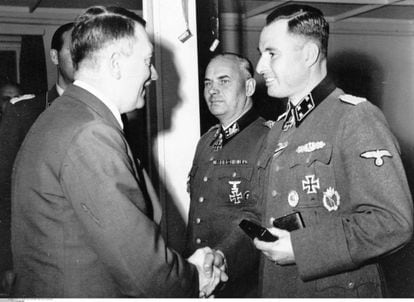Hitler felicita o belga Léon Degrelle após condecorá-lo em 1944 com a Cruz de Cavaleiro com Folhas de Carvalho.