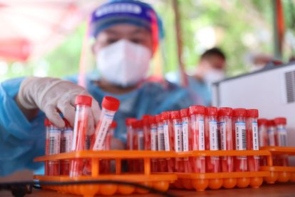 Um funcionário coleta amostras para serem testadas para o covid-19 em Xiamen, no leste da China.