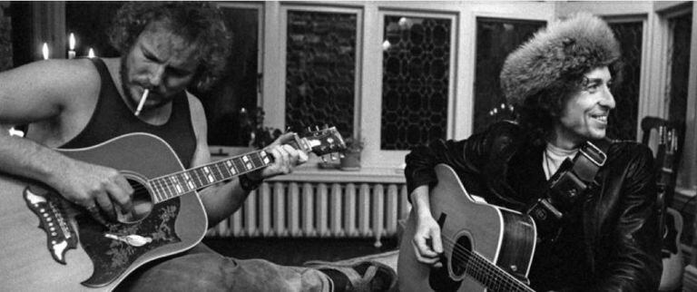 Bob Dylan na casa do cantor Gordon Lightfoot em Toronto, com Roger McGuinn (direita) e Gordon Lightfoot (esquerda) em 1975.