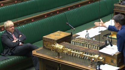 Boris Johnson ouve o porta-voz trabalhista, Ed Miliband, nesta segunda-feira, na Câmara dos Comuns.
