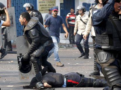 Policial fica caído após ser atropelado durante os protestos.