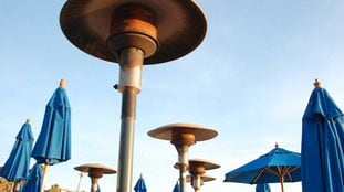 Aquecedor a gás na área externa de um bar.