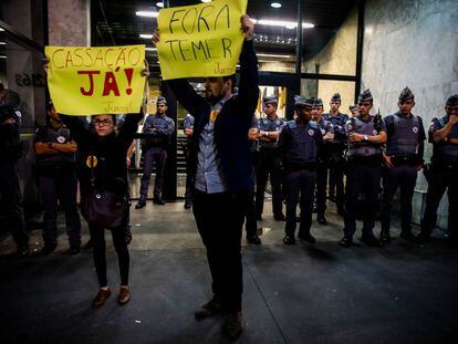 Duas pessoas protestam pedem a cassação de Temer, em 6 de junho.