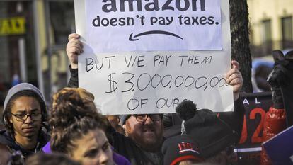 Grupo de manifestantes protesta contra o plano da Amazon em Nova York.