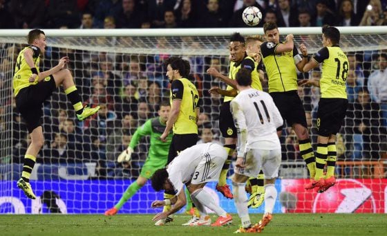 Bala dispara uma falta acima da barreira do Dortmund.