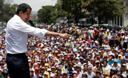 Guaidó discursa durante protesto em Caracas nesta quarta-feira