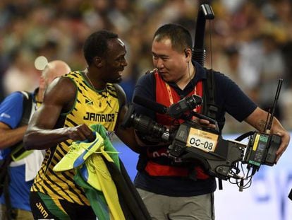 Usain Bolt conversa com o cinegrafista que o atropelou.