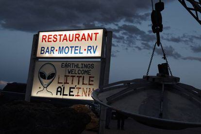 Cartaz do motel Little A'Lhe'Inn, em Rachel (Nevada).