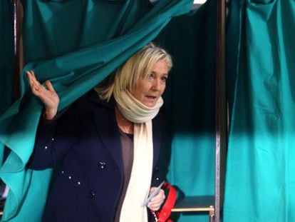 Marine Le Pen em um col&eacute;gio eleitoral neste domingo.