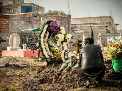 Homem visita túmulo de mulher assassinada em Ecatepec.