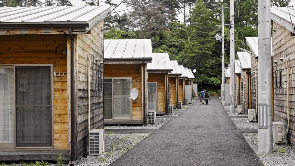 Colônia de barracões na cidade de Koriyama. Aqui vivem japoneses que antes do tsunami moravam no distrito de Futaba. Perderam suas casas ou tiveram que ser evacuados por causa da radioatividade.