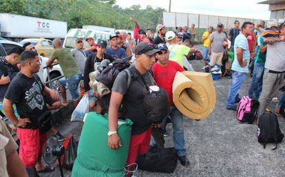 Grupo de migrantes cubanos aguarda para ser alojado em hotéis, em Paso Canoas.