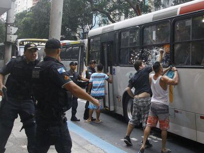 Moradores de Copacabana quebram a janela de um ônibus que seguia para a Zona Norte.