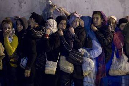 Mulheres se aglomeram na fronteira pouco antes do amanhecer