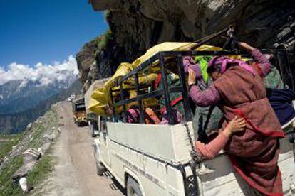 Tráfego intenso na estrada mais alta do mundo, a Leh-Manali Highway, no Himalaia indiano.