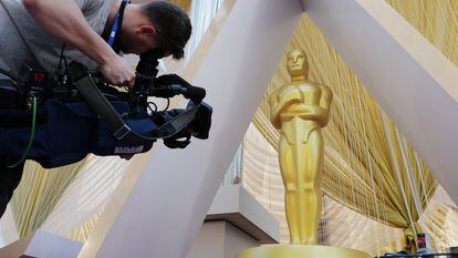 Um cinegrafista registra imagens do tapete vermelho do Teatro Dolby na véspera do Oscar 2020.