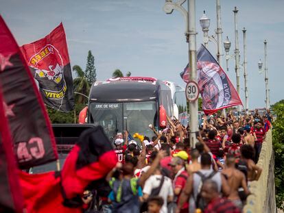 Torcida do Flamengo fez festa na saída da delegação do Rio de Janeiro para o Catar.