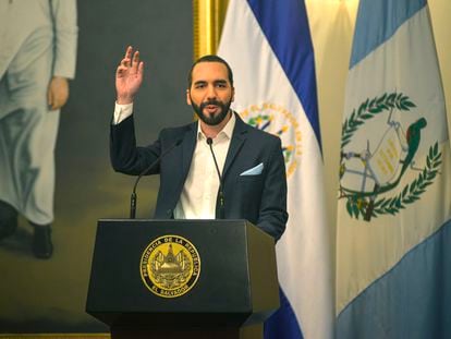 Bukele discursa durante ato público em El Salvador nesta segunda-feira.
