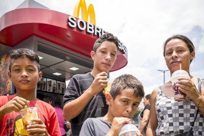 Susi, uma cuidadora de 33 anos, leva os filhos, Vitor, de 14, Wesley e Diogo, ambos de 10, a sua primeira visita ao McDonald's de Cidade Tiradentes.