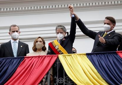 Guillermo Lasso, ao centro, toma posse no Equador ao lado do presidente Jair Bolsonaro, do rei Felipe VI, da Espanha, e da primeira-dama, Maria de Lourdes de Lasso.
