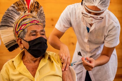 Um homem indígena é vacinado em Minas Gerais.