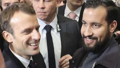 Alexandre Benalla (à direita) ao lado do presidente Macron em fevereiro.