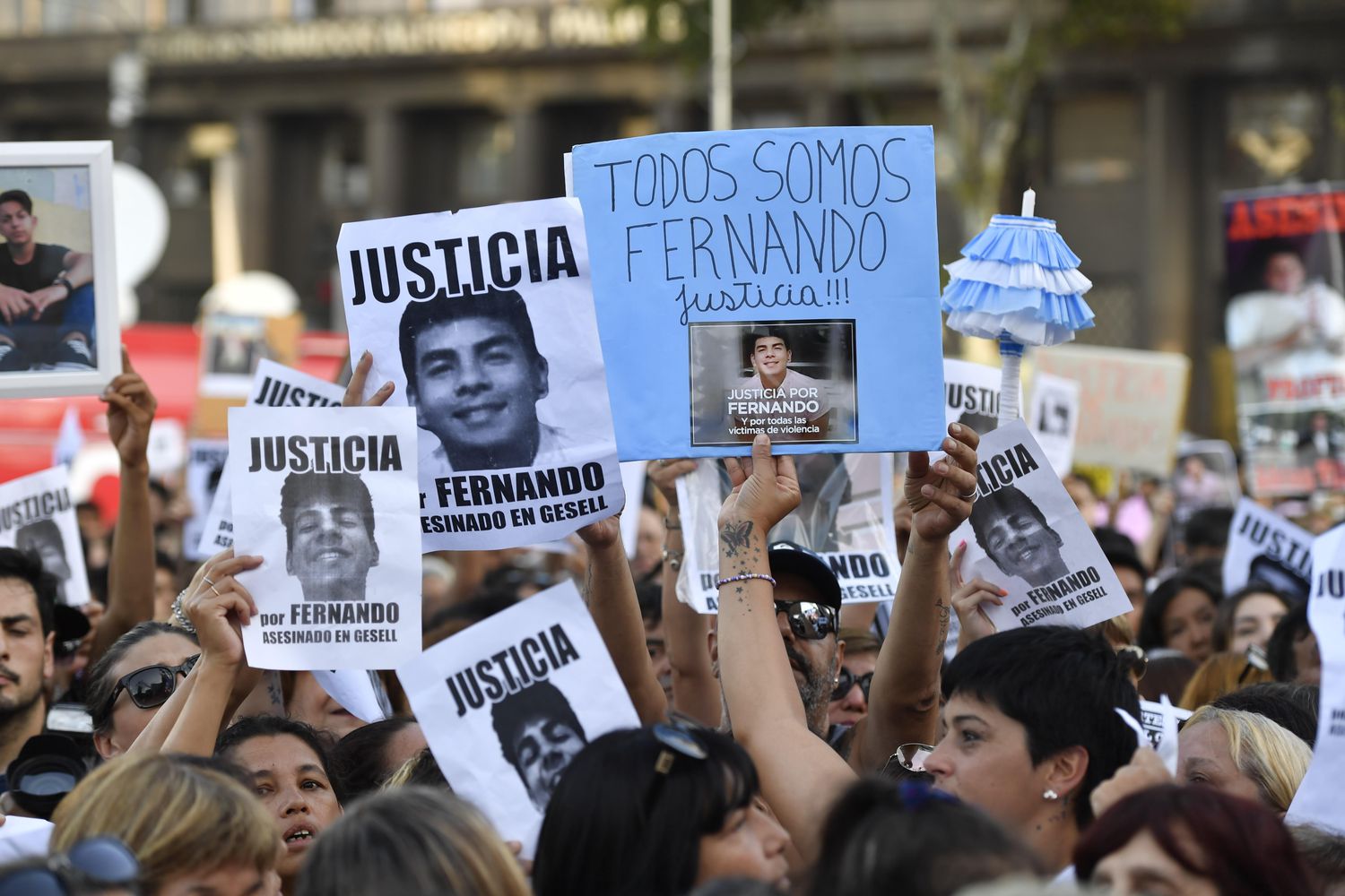 Manifestantes carregam fotos de Fernando Báez, assassinado há um mês por um grupo de 10 jogadores de rúgbi na saída de uma casa noturna.