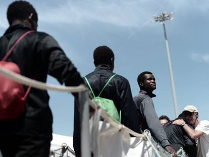 Migrantes do 'Aquarius' na chegada ao porto de Valência no domingo.